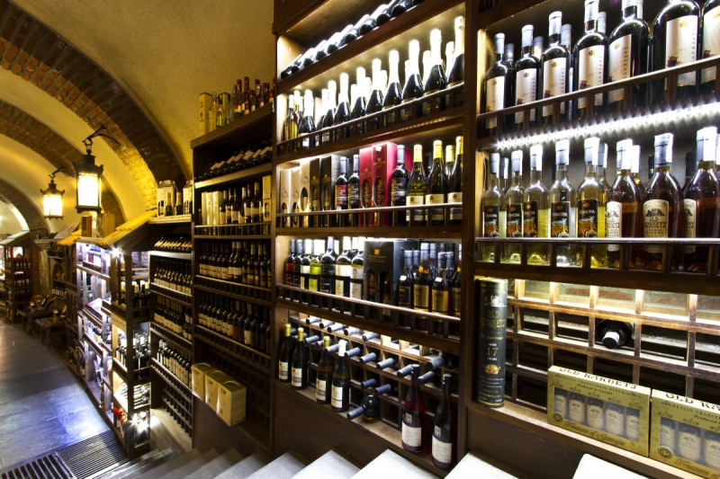 boutique-COMPS SUR ARTUBY-min_world_street_travel_shop_canon_georgia_wine_bottles-429767